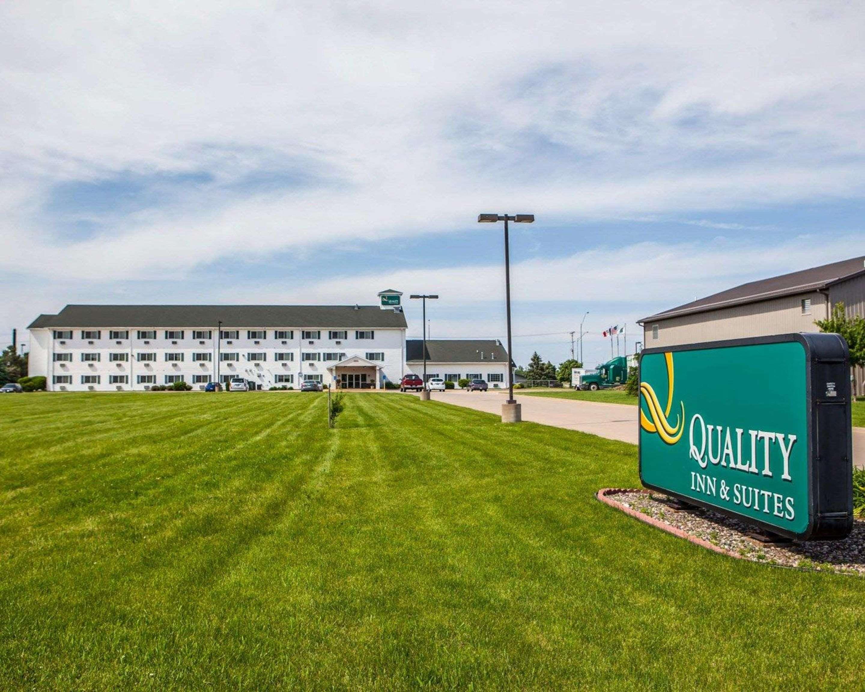 Quality Inn & Suites Eldridge Davenport North Exterior photo