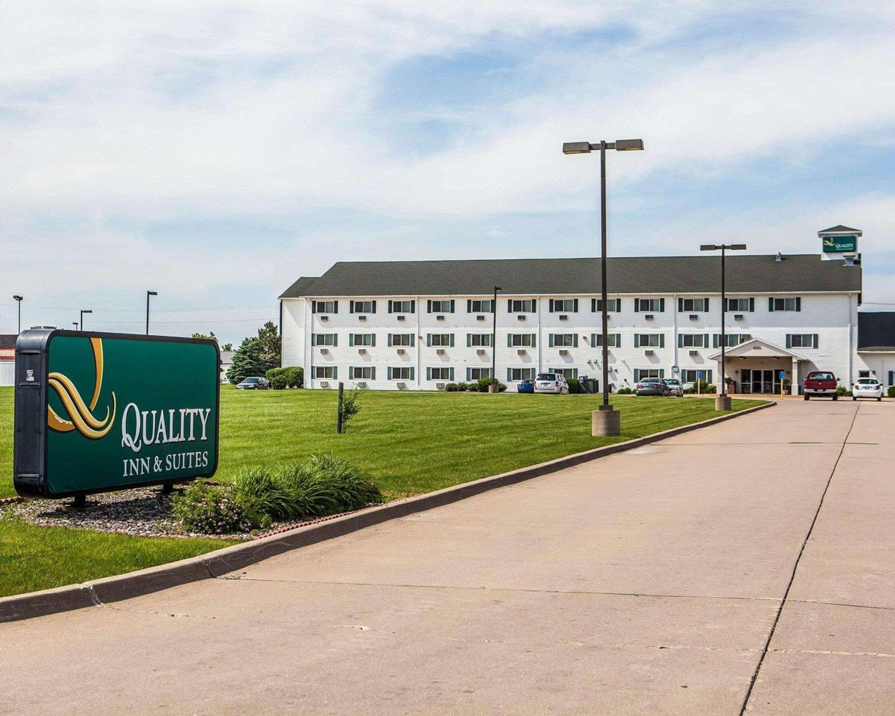 Quality Inn & Suites Eldridge Davenport North Exterior photo